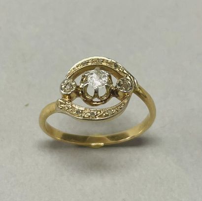 null Bague tourbillon en or jaune (750) centrée d'un diamant taille brillant épaulé...