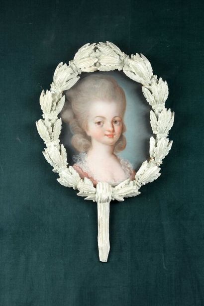 null French school around 1780.

Portrait of a lady in bust.

Oval pastel.

Carved...
