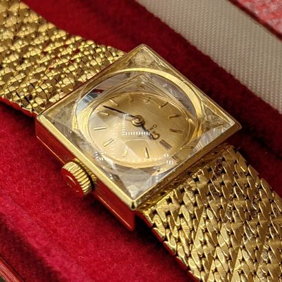 null OMEGA. Circa 1960. 

750 mm yellow gold ladies' wristwatch, square dial cut...