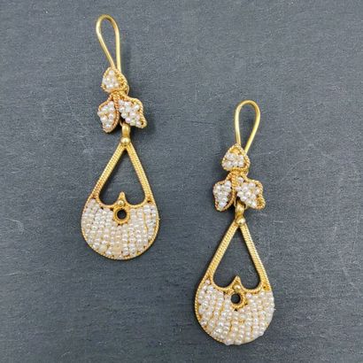 null Pair of hand-pierced EARPENDANTS in yellow gold 750 mm and pearls.

Gross weight...