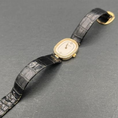 null PATEK-PHILIPPE. 

750 mm yellow gold ladies' wristwatch, bezel in the form of...