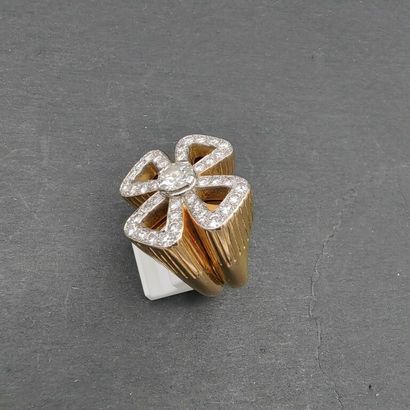 null Large 750 mm yellow gold and platinum ring forming a large knot entirely set...