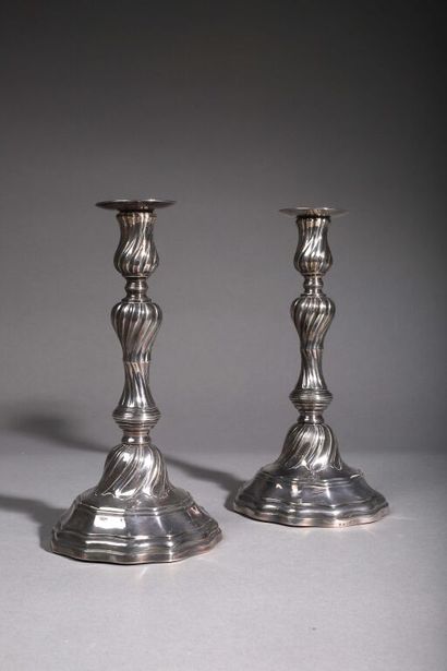 null Pair of silver torches (950/1000th), model with twisted ribs resting on a bell...