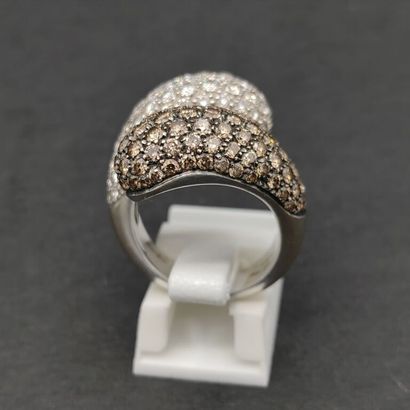 null LÉO PIZZO. BAGUE croisée double jonc en or gris, les sommets pavés de petits...