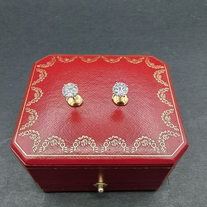 null CARTIER. Vers 1990. 

Paire de CLOUS D'OREILLES en or jaune 750 mm, chacun serti...