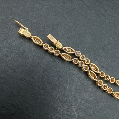 null CARTIER, 1990's. 

NECKLACE in yellow gold 750 mm with navette and round motifs...