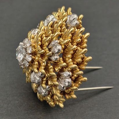 null Two-tone 750 mm gold thistle brooch, composed of seven levels of sporadically...