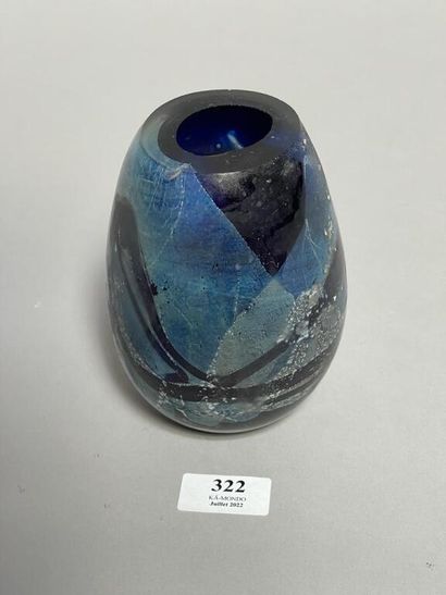 null Michèle LUZORO (née en 1949).

Vase en verre soufflé doublé à inclusion d'émaux...