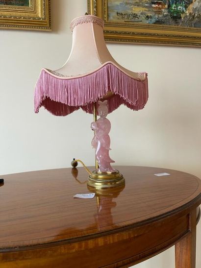 null Divinité en quartz rose sculpté, montée en lampe sur un socle en métal doré....