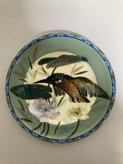 null CREIL.

Two plates with contoured edges in earthenware with polychrome decoration...