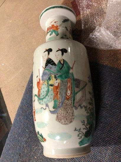 CHINE, XXe siècle

Vase de forme balustre...
