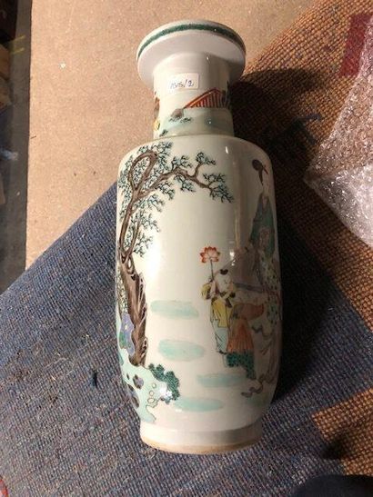 null CHINE, XXe siècle

Vase de forme balustre en porcelaine à décor polychrome de...