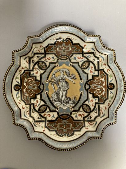 null CREIL.

Two plates with contoured edges in earthenware with polychrome decoration...