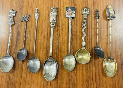 [JAPAN]

8 collection spoons in metal.