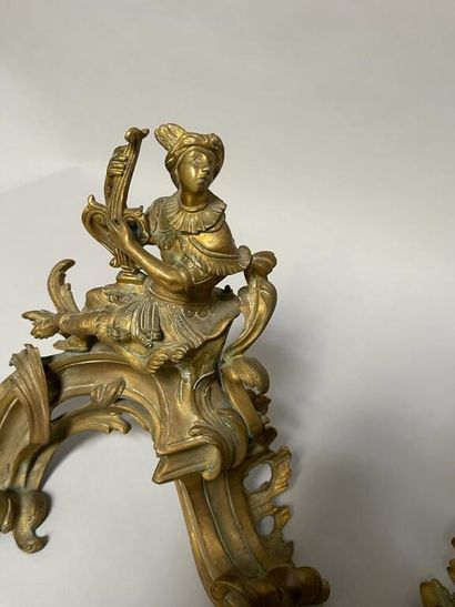 null Pair of gilt bronze and chased andirons decorated with a couple of musician.

Regency...