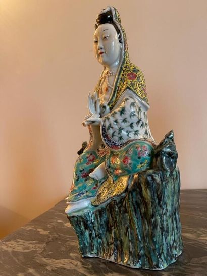 null CHINE.

Qwanin assise vidant une fiole.

Sujet en porcelaine polychrome.

H....