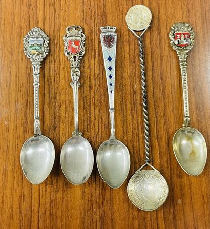 null [AUSTRIA]

Set of 5 collector's spoons in metal.