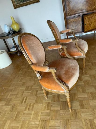 null Paire de fauteuils médaillon.

Style Louis XVI.

D. : 90 x 60 x 52 cm.