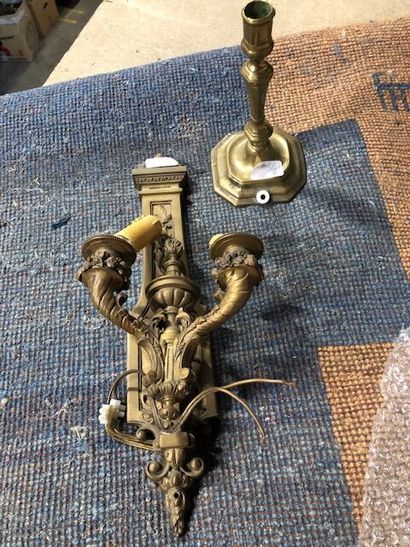 null Applique en bronze à deux bras de lumière.

Style Louis XVI.

H. : 42 cm.

Accident

On...