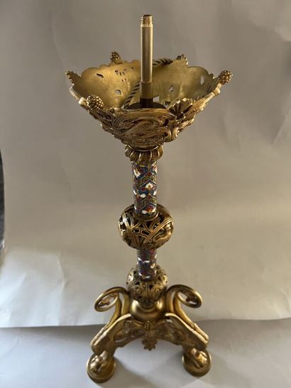 null Lampe pique-cierge en bronze doré dans le goût de Barbedienne à décor néogothique...