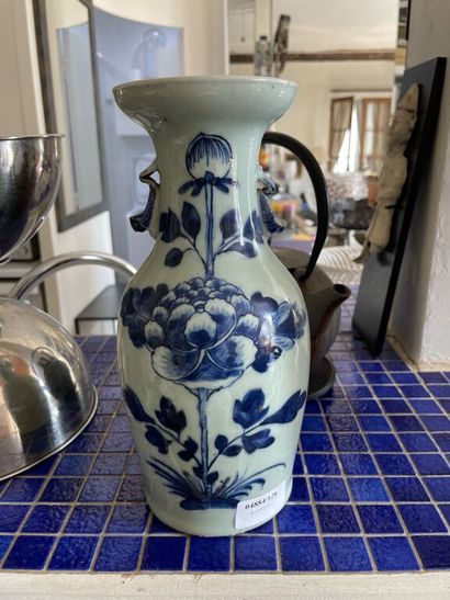 CHINE, XXe siècle. 

Vase de forme balustre...