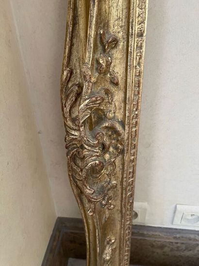 null Cadre en bois sculpté et doré.

Style Louis XV. 

80 x 104 cm. 

Dimensions...