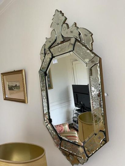 Miroir vénitien de forme octogonale, le fronton...