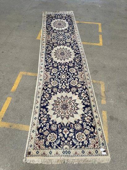 null Tapis galerie moderne d'Orient en laine à fond bleu et crème à décor de rosaces....