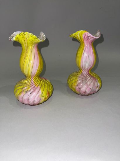 null CLICHY

Paire de vases bulbeux en verre polychrome, la panse à décor de godron...