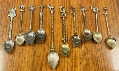 10 collection spoons in metal.