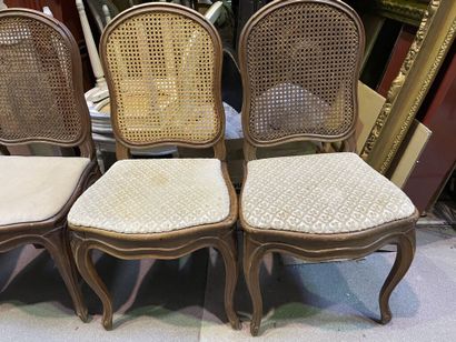 null 6 chaises cannées en bois naturel à dossier à la Reine violoné.

Style Louis...