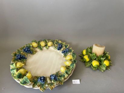 null Paire de vase-pichets en céramique à décor polychrome de raisins pour l'un et...