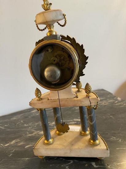 null Portico clock with four columns.

End of the 18th century.

D. 35,5 x 19 x 9,4...