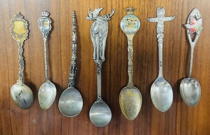 [CANADA]

7 collection spoons in metal.