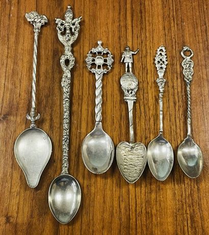 6 spoons of collection in metal.