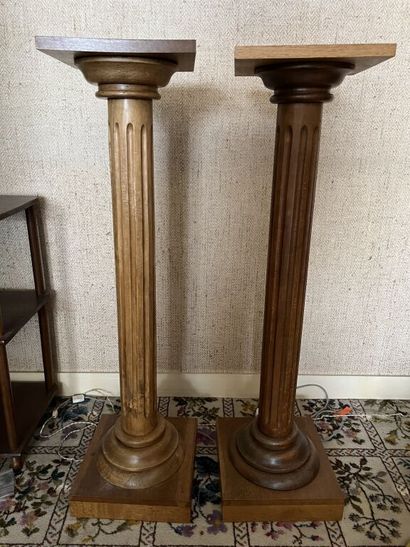 null Pair of carved natural wood saddle columns with fluted shafts and Doric capitals.

H....
