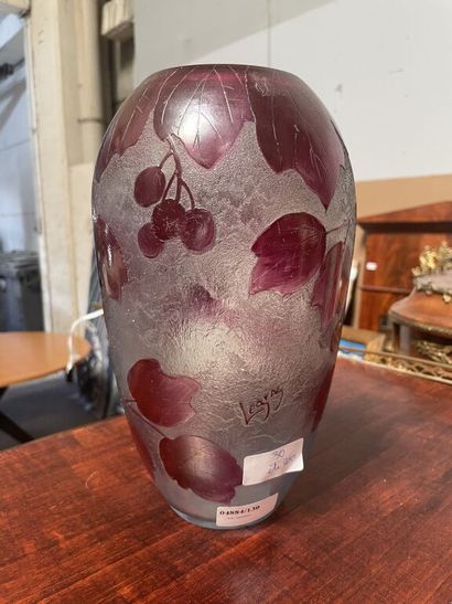 null 
LEGRAS




Vase à col resserré à décor végétal violet dégagé à l'acide sur...