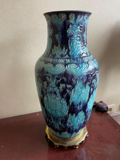 null CHINE 

Vase balustre en porcelaine bleu turquoise sur fond aubergine nuancé,...