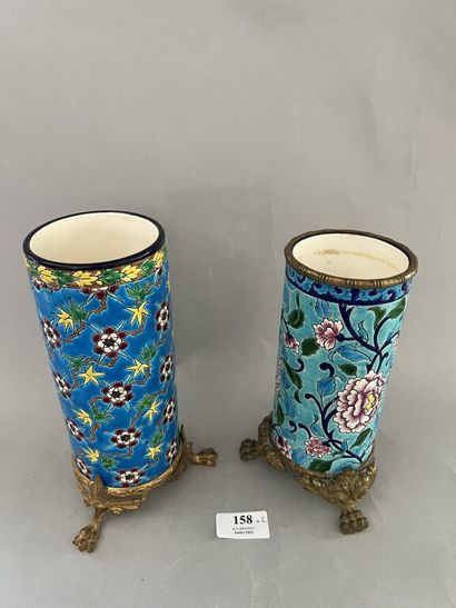 null Émaux de LONGWY.

2 vases rouleaux de pivoines épanouies ou de fleurettes stylisées,...