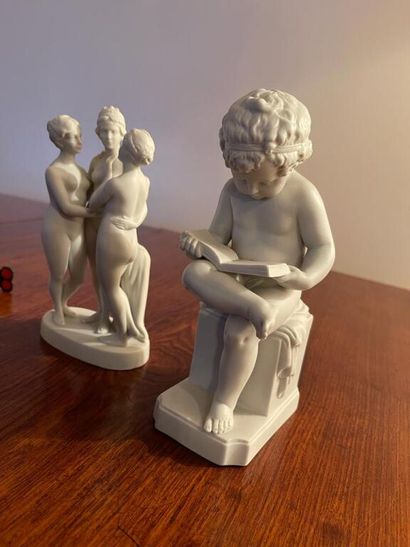 null Les trois grâces [Et] Putto à la lecture

Deux sujets en biscuit.

H. : 16 cm...