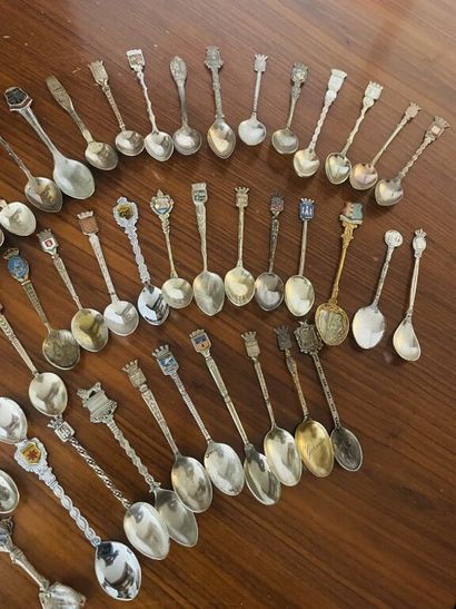 null Lot of about 50 spoons of collection.