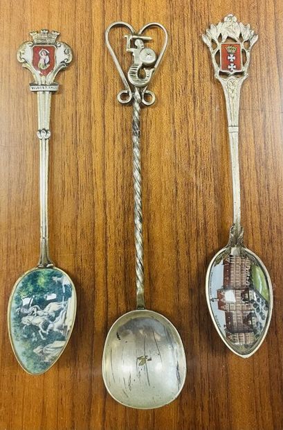 [POLAND]

3 collection spoons in metal.