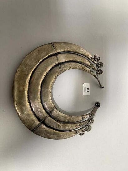 null CHINA or SOUTH EAST ASIA, 20th century

Silver plated metal torque necklace.

26...
