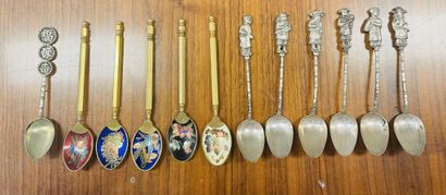 [CHINA]

Set of 12 collectible metal spoons,...