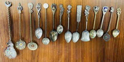 null [ASIE]

14 cuillères de collection en métal de diverses provenances : Inde,...