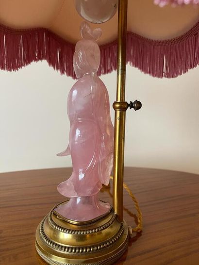 null Divinité en quartz rose sculpté, montée en lampe sur un socle en métal doré....