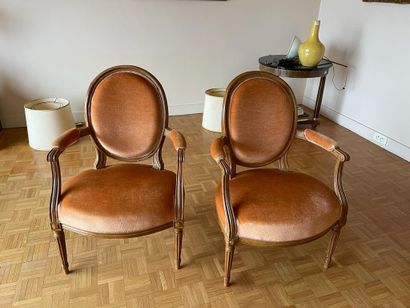 Pair of medallion armchairs.

Louis XVI style.

D....