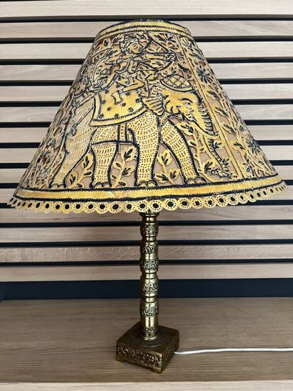 LAMP STAND in chased gilt bronze decorated...