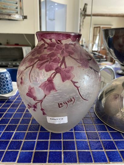 null LEGRAS 

Vase globulaire en verre givré à col évasé à décor violet de feuillages....