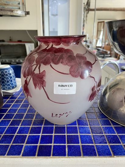 null LEGRAS

Vase globulaire en verre à col évasé à décor violet de feuillages. 

Signé.

H. :...